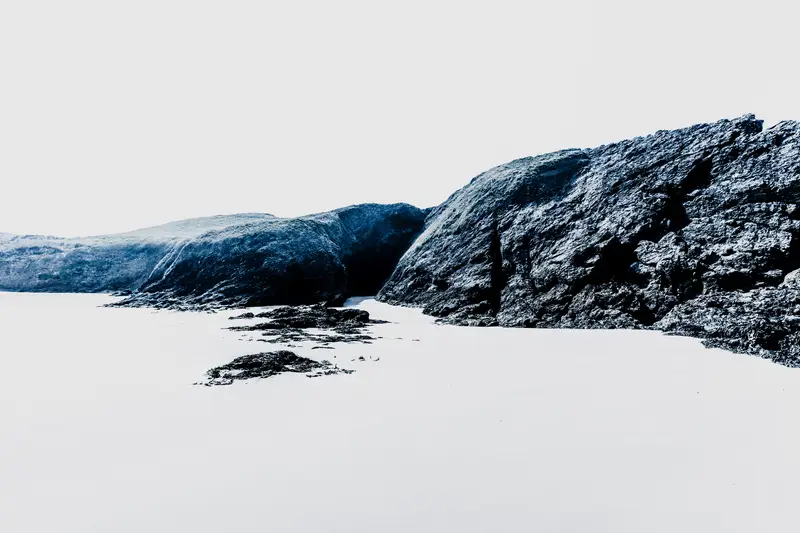 Paysage de falaises sombres et sable clair dans un rendu très contrasté à Belle-Île-en-Mer – textures minérales, série photographie plasticienne, Welcome to Mars.