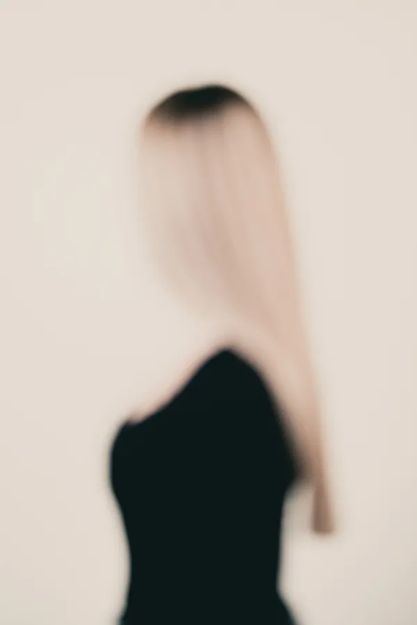 Photographie artistique flou de focus : jeune silhouette féminine de profil, fond neutre minimaliste — extrait de la série « Erasure », réalisé au vésinet.