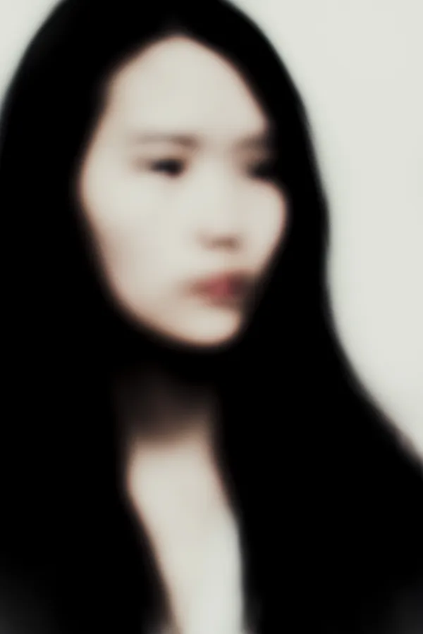 Photographie artistique flou de focus : jeune silhouette féminine de de face trois quart, fond neutre minimaliste — extrait de la série « Erasure », réalisé au vésinet.