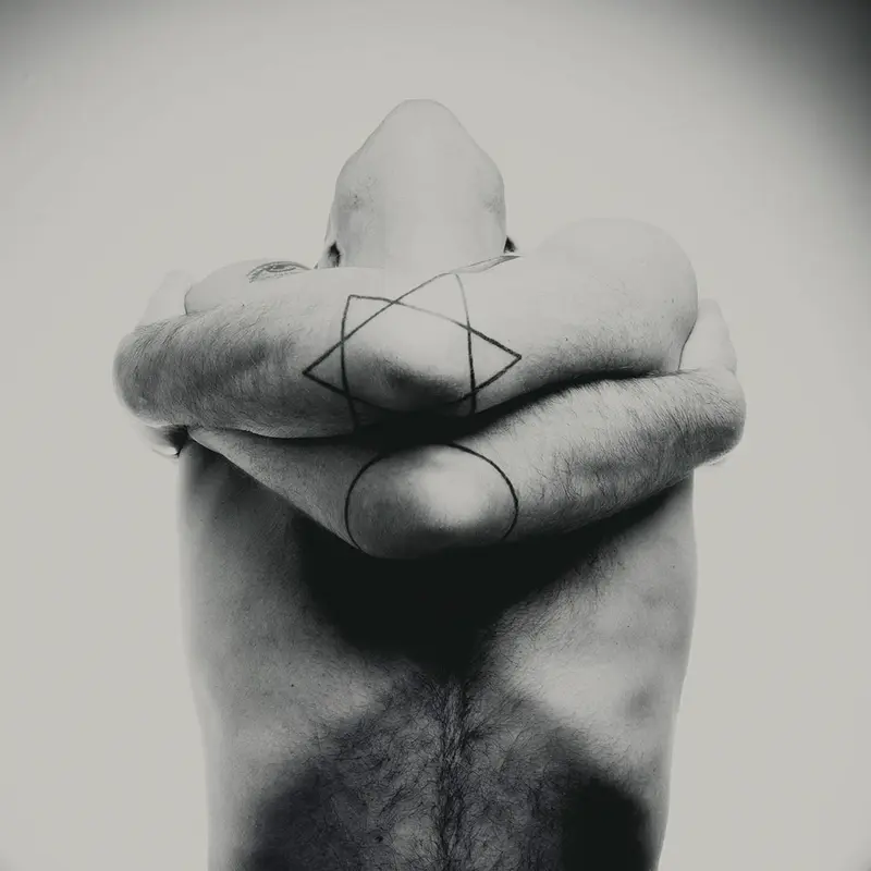 Recherche photographique sur la composition minimaliste centrée sur le corps avec un travail plastique sur la forme et la matière avec des bras enserrant le buste du modèle, et la tête basculant en arrière.