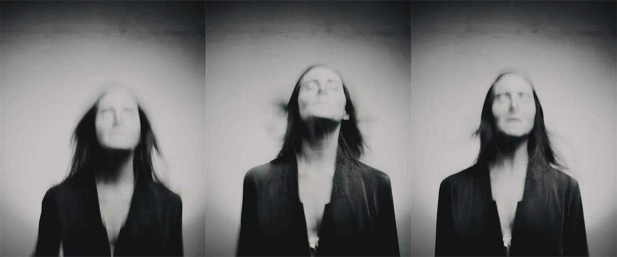 Planche contact présentant un triptyque de portraits féminins, dans un exploration graphique de séquences photographiques sur la variation des corps en mouvement, processus de travail en studio artistique.