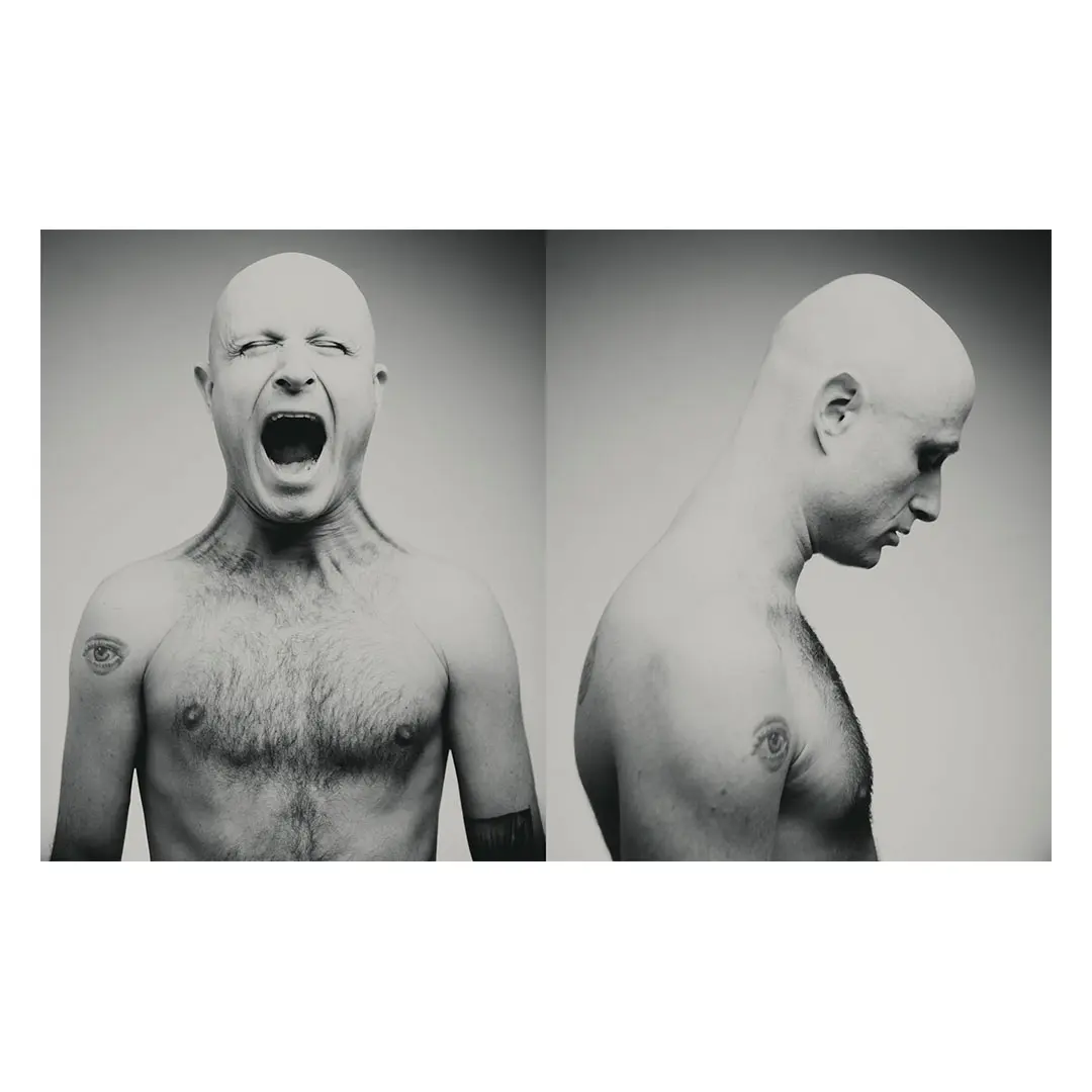 Diptyque présentant une série de portraits avec bouches ouvertes et expressions vocales, recherche plasticienne sur l'expressivité et la séquence photographique, variations d'intensité émotionnelle.