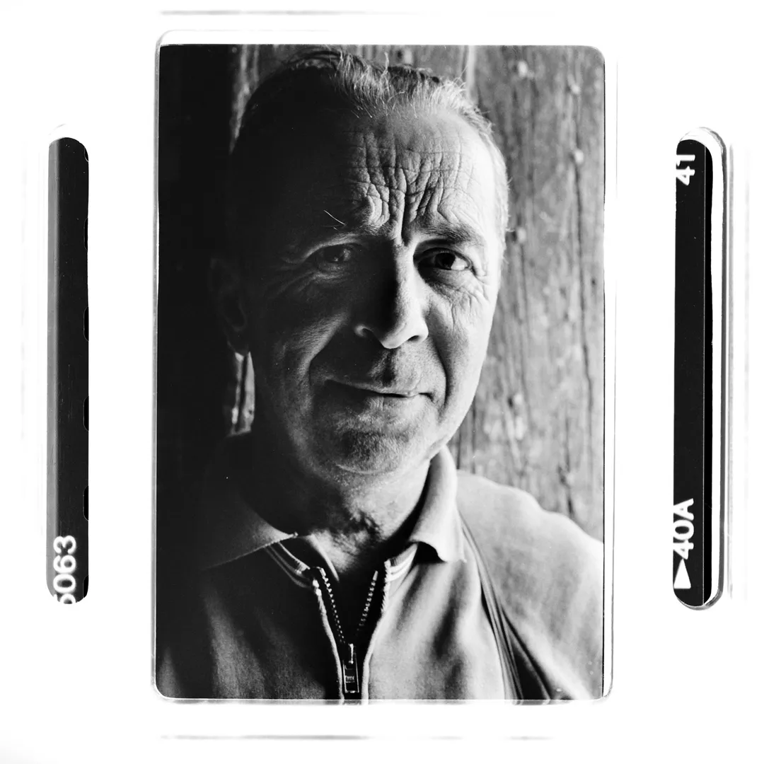 Portrait en noir et blanc du potier Jacky Robin de au poët-laval (Drôme), photographié en lumière naturelle dans le cadre d’un reportage sur la tradition de poterie et la terre blanche du village.