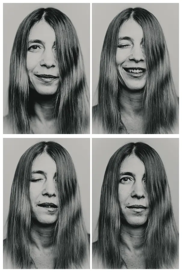 Portraits artistique en studio noir et blanc d'une femme, série photo "Identity", visage yeux fermés et ouverts, avec le sourire, sous forme de planches, avec quatre expressions différentes. Prises de vue faites à Paris.