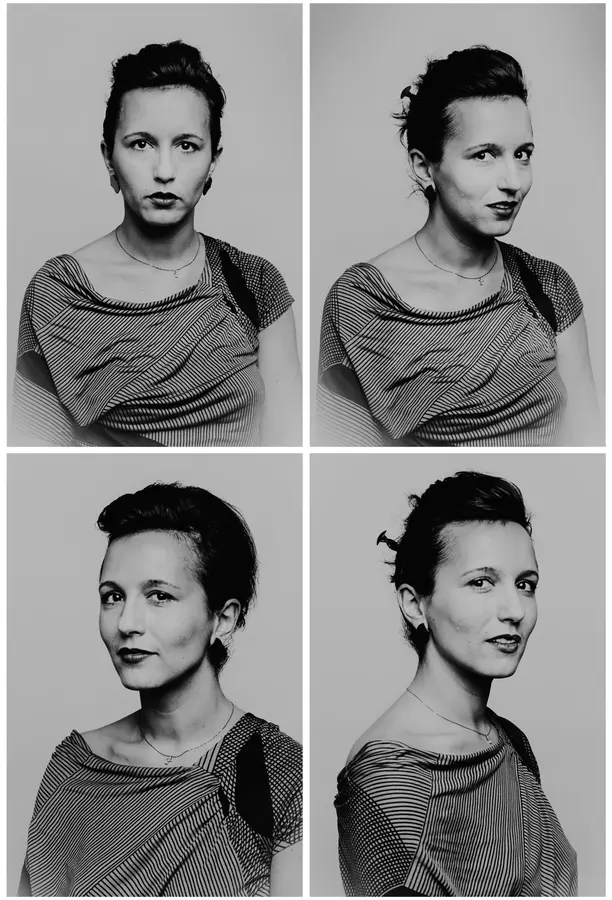 Portraits artistique en studio noir et blanc d'une femme avec un chigon, série photo "Identity", visage yeux ouverts, sourire, sous forme de planches, avec quatre expressions différentes.