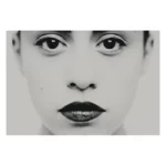 Photographie en très gros plan centrée sur les yeux et le regard, travail plastique sur l'intensité et la frontalité, détail d'un portrait en studio noir et blanc de la série Unvarnished par Nicolas Louis.