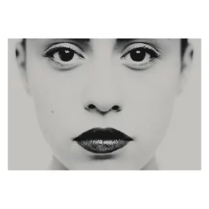 Photographie en très gros plan centrée sur les yeux et le regard, travail plastique sur l'intensité et la frontalité, détail d'un portrait en studio noir et blanc de la série Unvarnished par Nicolas Louis.