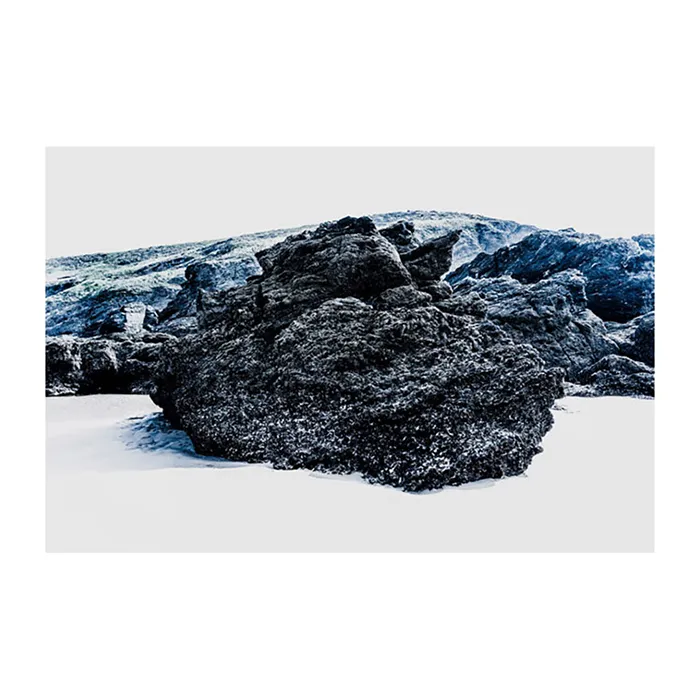 Falaises et rochers saillants au bord de l’estran à Belle-Île-en-Mer. Vision plasticienne de la photographie avec cette série "Welcome to Mars", réalisée par le photographe Nicolas Louis.