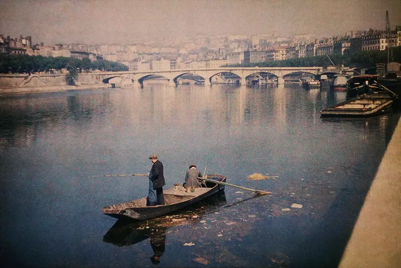 Pont du Change, quai de Saône. Plaque autochrome Lumière, 1935. Collection Institut Lumière.