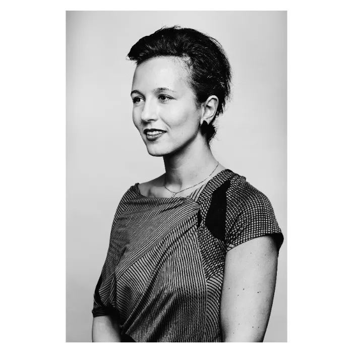 Photographie de portrait féminin en noir et blanc, vue de trois-quarts mettant en avant l'expression et la coiffure, shooting studio élégant au Vésinet.