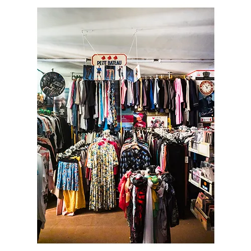 Intérieur des Grands Magasins Universels à Dieulefit dans la Drôme, rayons de vêtements dans un ancien commerce photographié par Nicolas Louis