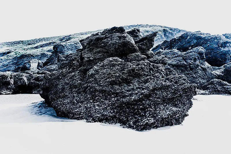 Falaises et rochers noirs saillants au bord de l’estran à Belle-Île-en-Mer. Vision plasticienne de la photographie avec cette série "Welcome to Mars", réalisée par le photographe Nicolas Louis.