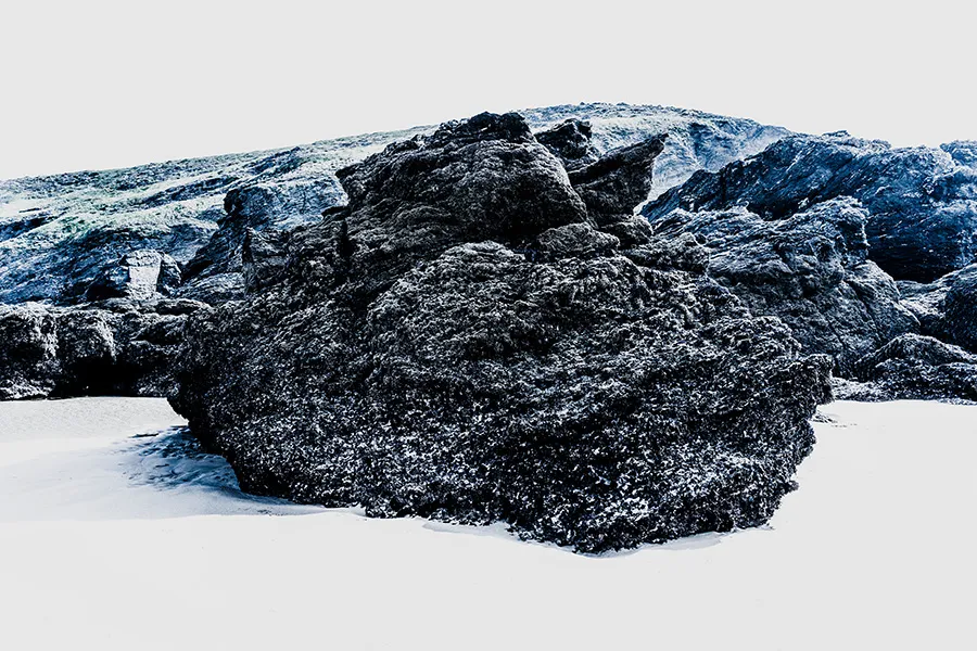 Falaises et rochers noirs saillants au bord de l’estran à Belle-Île-en-Mer. Vision plasticienne de la photographie avec cette série "Welcome to Mars", réalisée par le photographe Nicolas Louis.