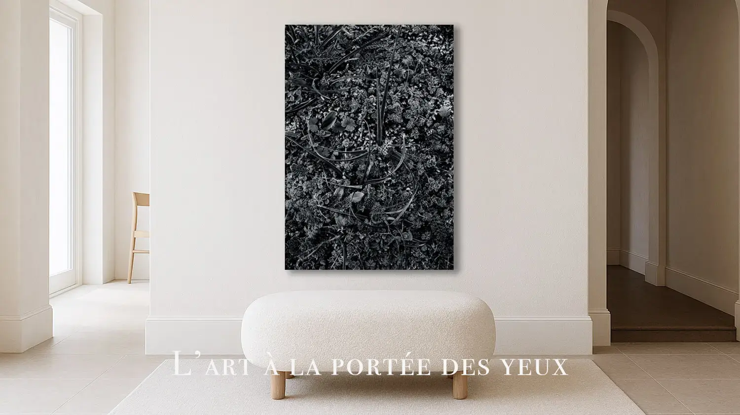 Grand tirage d'art photographique noir et blanc d'un tapis de végétation texturé accroché au-dessus d'un pouf contemporain blanc bouclé. Boutique de tirages Nicolas Louis