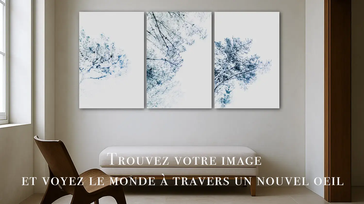 Triptyque de tirages d'art photographiques d'arbres aux tons bleutés accroché au-dessus d'un banc dans un intérieur contemporain. Boutique de tirages Nicolas Louis