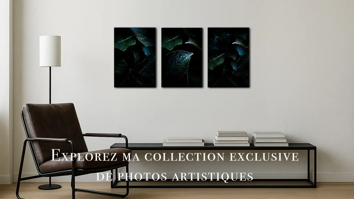 Triptyque de tirages d'art photographiques de feuillage sombre aux reflets vert et bleu accroché au-dessus d'un meuble bas dans un intérieur design. Boutique de tirages Nicolas Louis