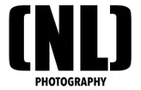 Logo typographique minimaliste avec le monogramme [NL] entre crochets et la mention Photography en dessous, symbole de l'artiste photographe Nicolas Louis.