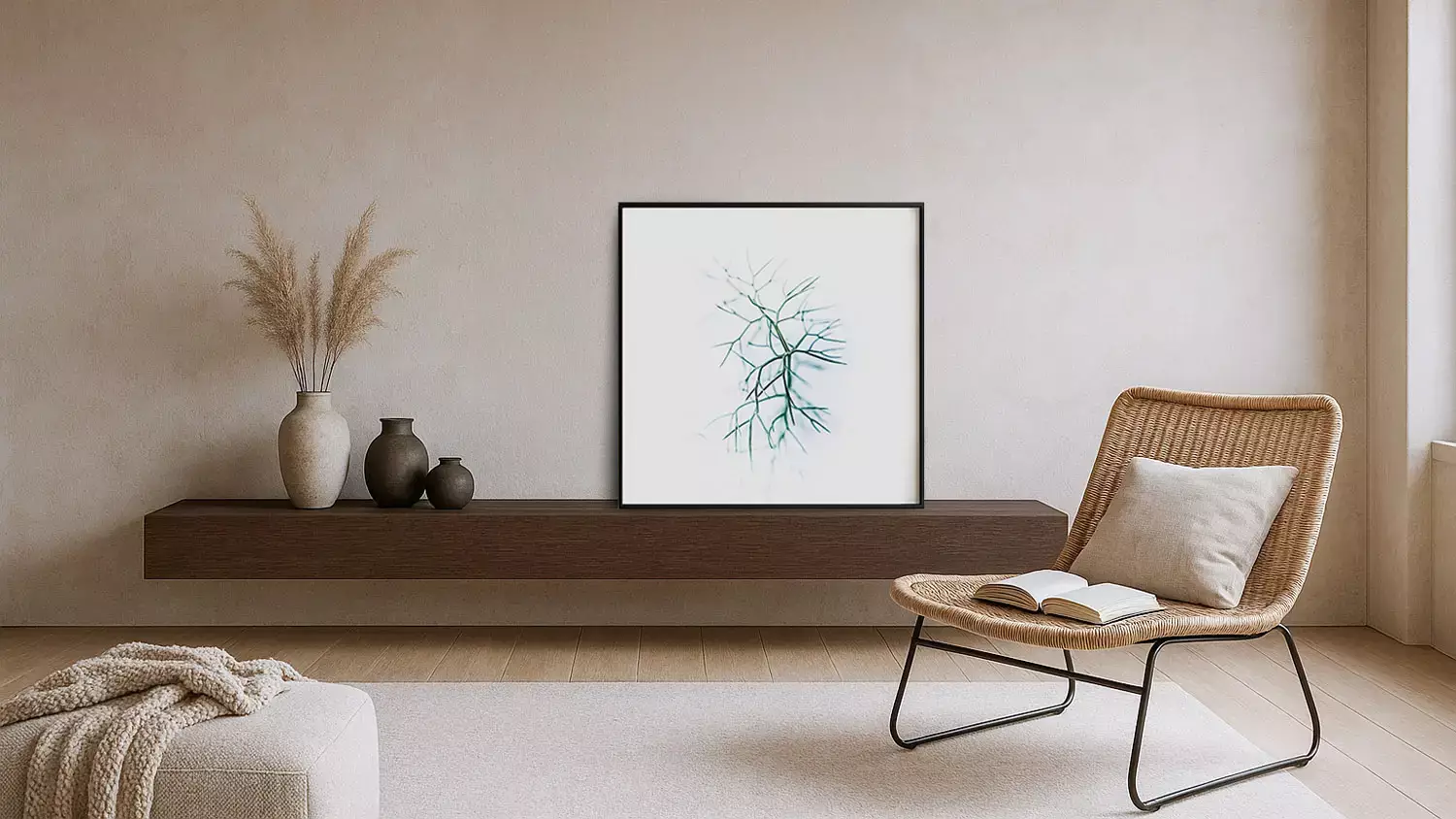 Cadre botanique minimaliste sur console bois, déco Japandi high-key.