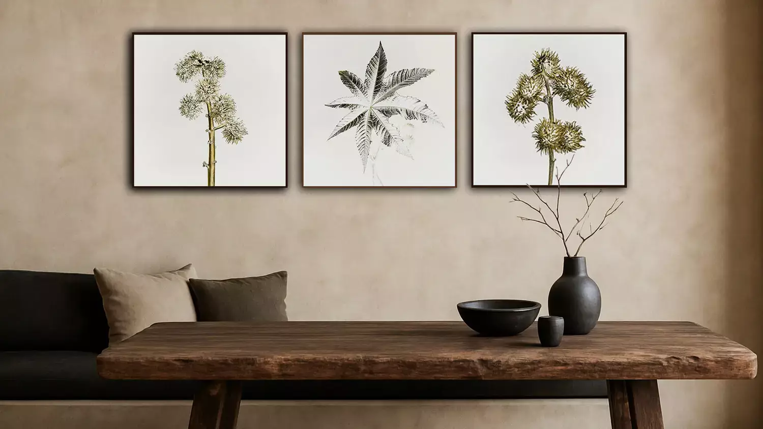Triptyque de tirages d’art végétal high-key sur mur beige wabi-sabi.
