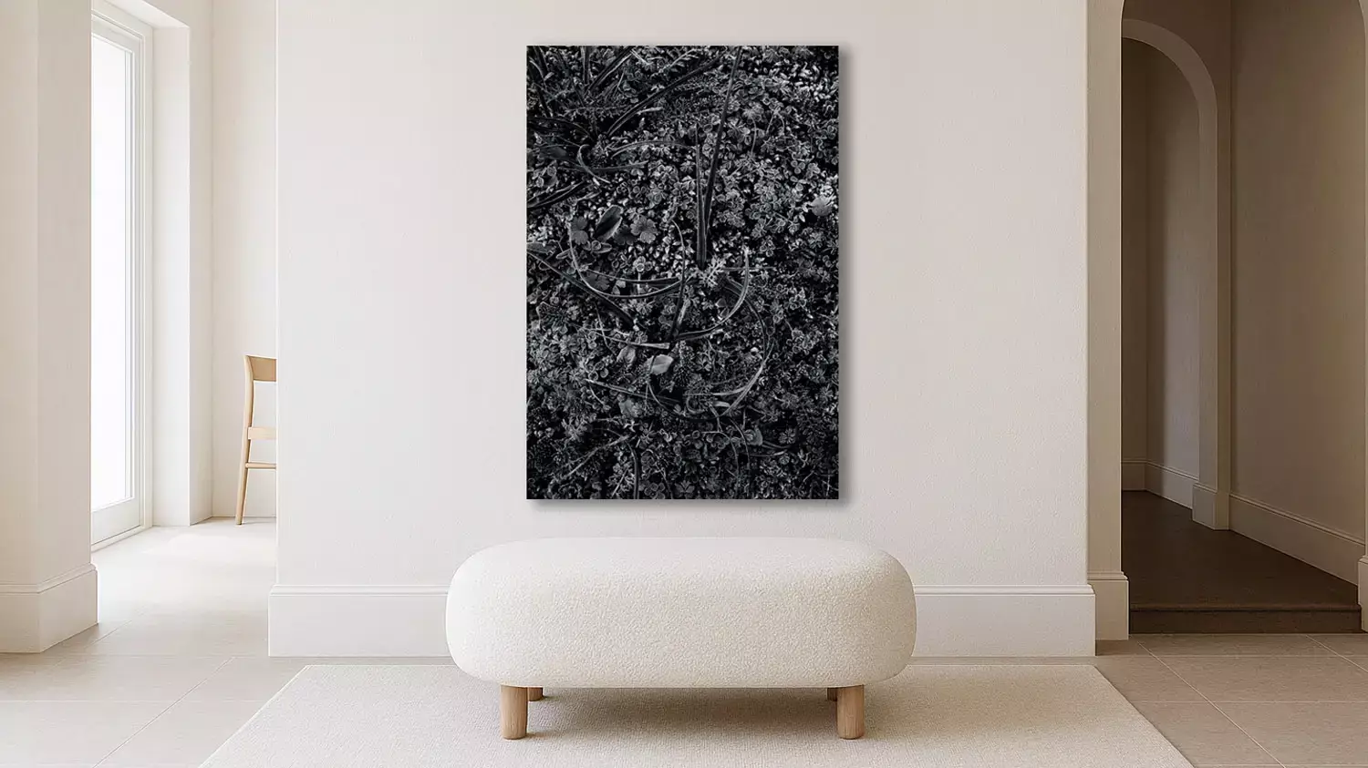 CadreTirage botanique noir et blanc vertical dans intérieur minimaliste high-key. botanique minimaliste sur console bois, déco Japandi high-key.