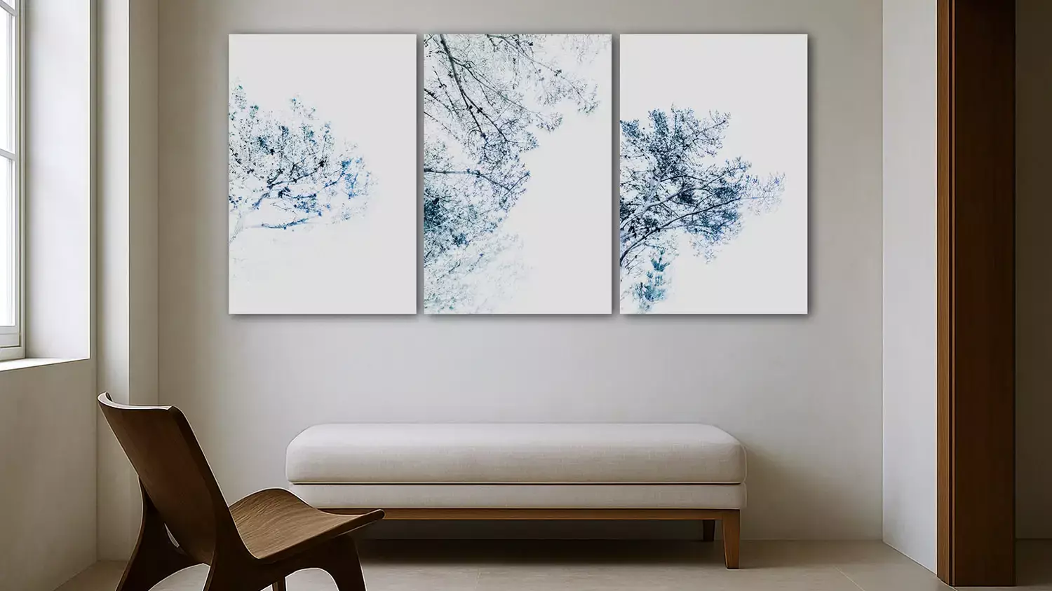 Triptyque botanique bleu sur mur clair, intérieur wabi-sabi minimaliste.